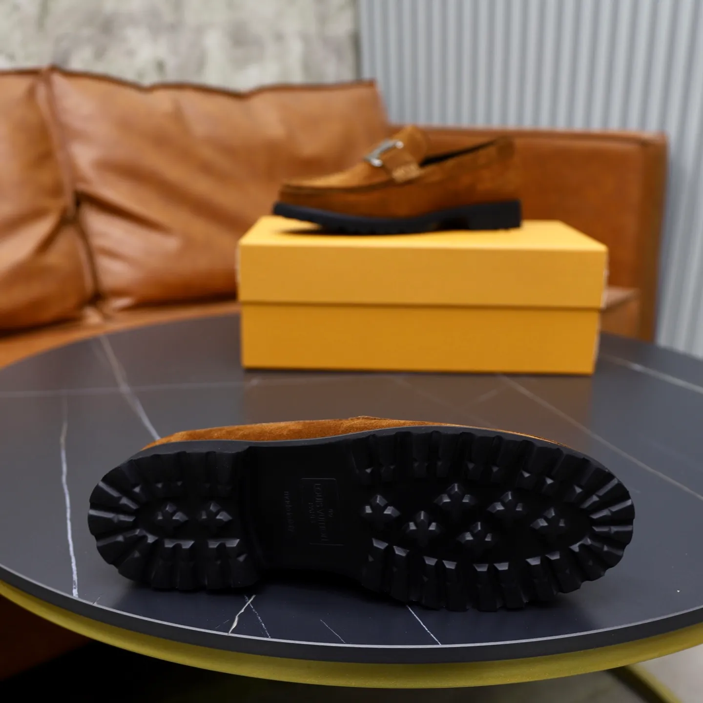 Ex-factory price: 600💰Louis Vuitton LV men's classic Oxford shoes, men's business formal boutique leather shoes, classic style, almond kernel exquisite toe, ultimate art, the whole shoe is made of imported cow leather (open edge beads), carefully selected, fine pores, excellent gloss, soft texture, strong toughness, durable and not easy to deform, apricot fetal cowhide leather lining, soft and comfortable, sweat-absorbent and breathable. Foam outsole, original box and dust bag packaging! Size: 38–44 (45/46 customized)
